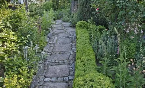 Садовая дорожка из натуральных камней