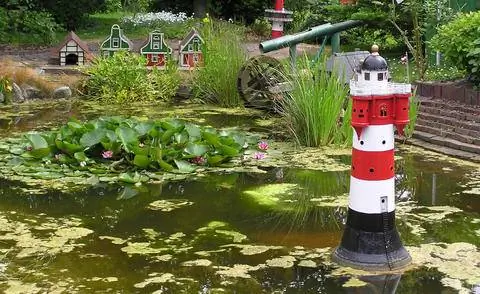 Садовый пруд с маяком