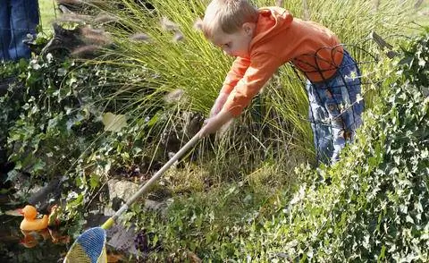 Ребенок у садового пруда