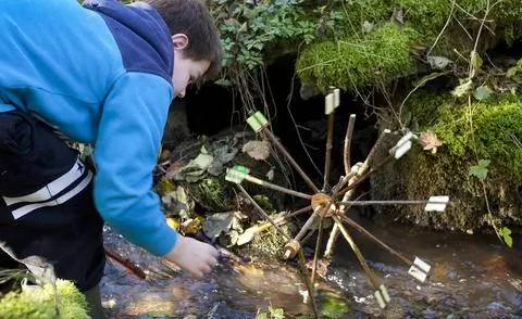Установите водяное колесо у ручья Установите водяное колесо у ручья