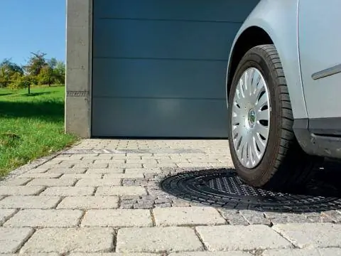 Автомобиль на крышке цистерны Автомобиль на крышке цистерны