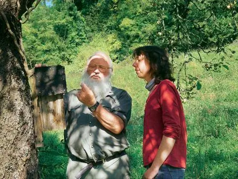 Проф. Др. Питер Бертольд показывает, как чистить гнезда