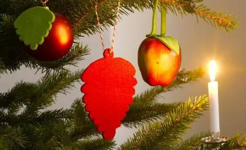 Рождественская елка с горящей свечой