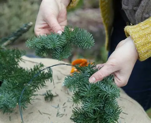 Привяжите ветки к кольцу