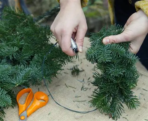 Привязать ветки к проволоке