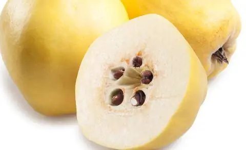 Нарезанная айва с семенами