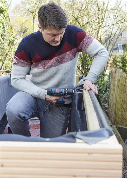 Прикрутить рейки