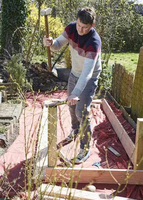 Вбейте угловые стойки в землю с помощью молотка