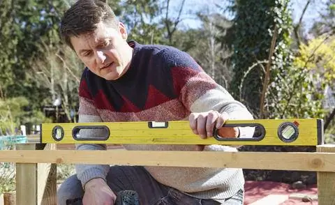 Проверить конструкцию спиртовым уровнем