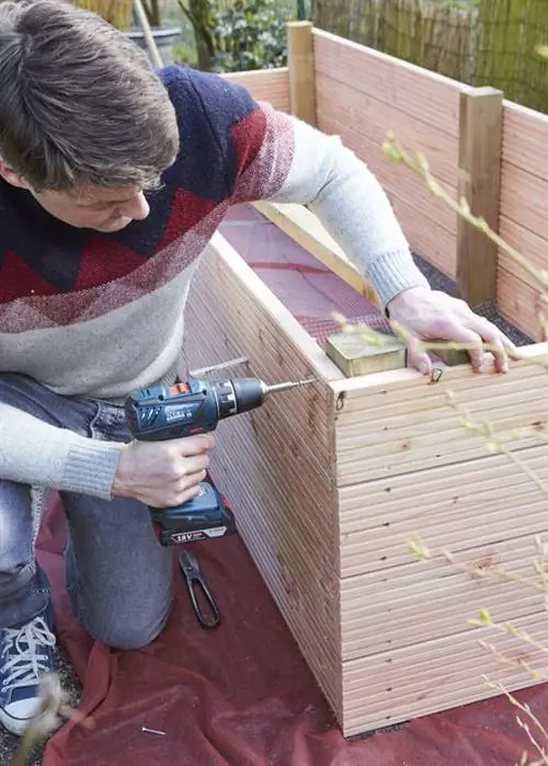 Прикрутите оставшиеся доски