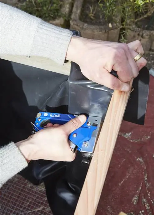 Прикрепите пленку для пруда