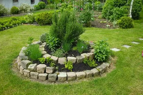 Травяная спираль с камнями