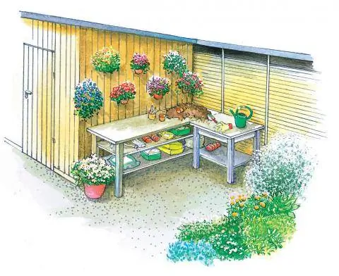 Стол рядом с сараем для инструментов