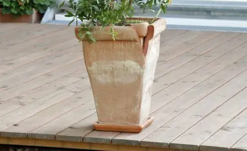 Терракотовый горшок с известковым налетом и повреждениями от мороза