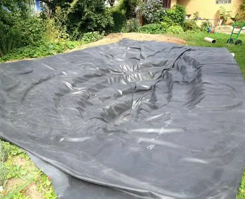 Выложить пленку для пруда