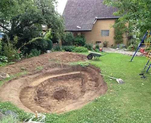 Выкопать яму в пруду