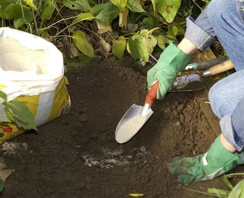 Создайте дренажный слой из песка