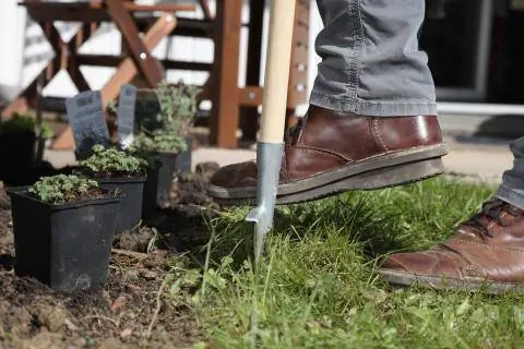 Обрезка края газона