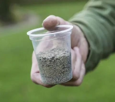 Осеннее удобрение для газона в стакане