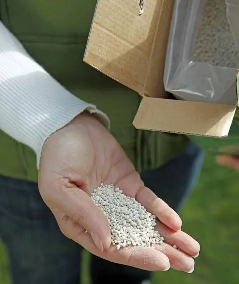 Осеннее удобрение для газона в виде гранул