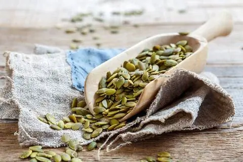 Деревянная ложка с тыквенными семечками