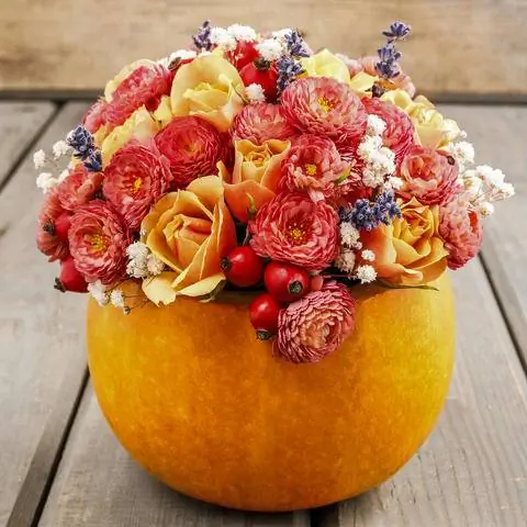 Выдолбленная тыква как ваза для цветов