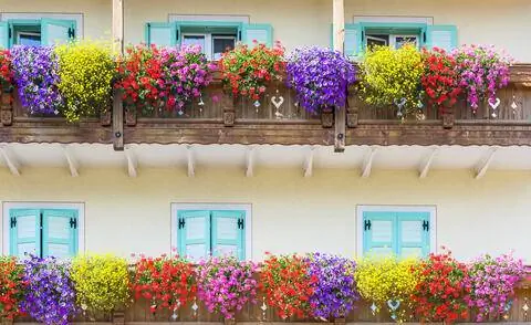 Балкон с цветочными ящиками