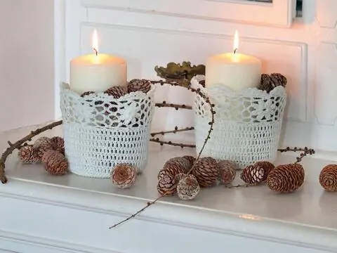 Фонарики из вязаного крючком кружева украшены шишками