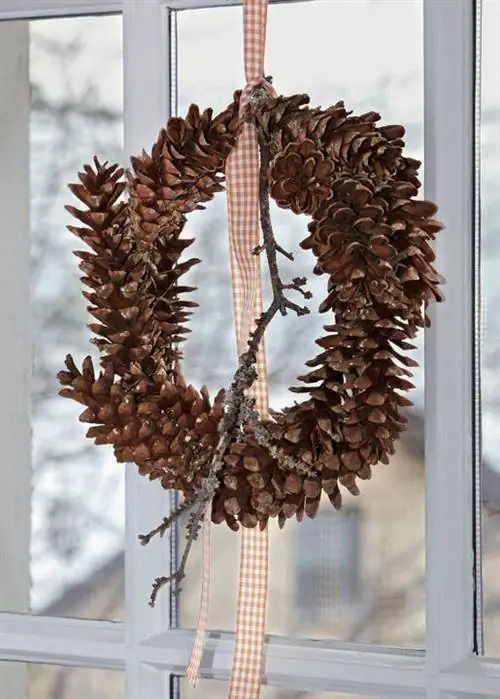 Декоративный венок из шишек