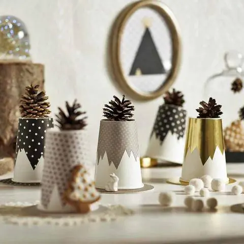 Адвент-календарь из бумажных стаканчиков