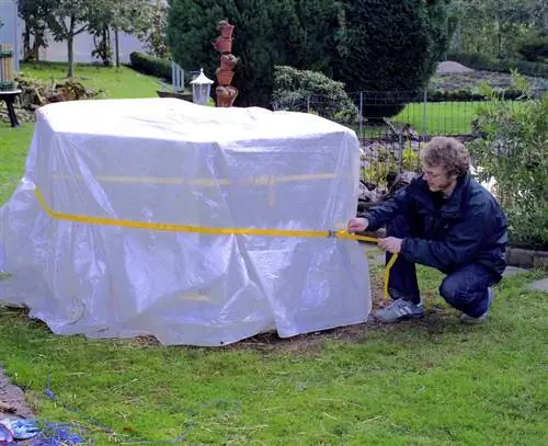 Наденьте на него полиэтиленовую ткань