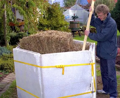 Засыпать соломой