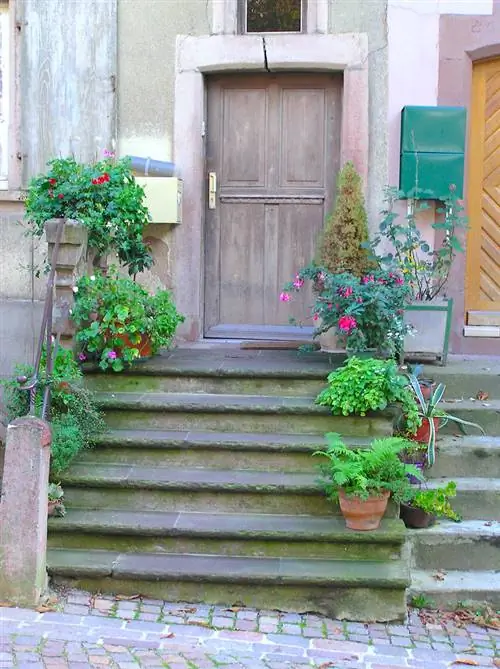 Вход в дом в городе