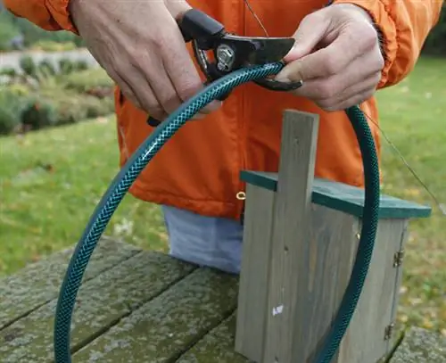 Разрежьте шланг ножницами