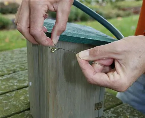 Проденьте через ушко и закрепите