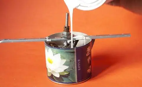 Залить форму для свечи