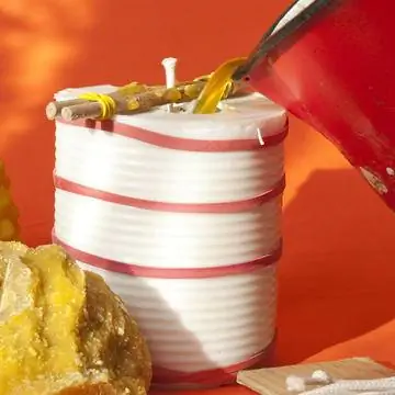 Налейте жидкий воск в форму для свечи.