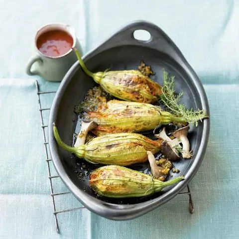 Цуккини с начинкой из булгура и королевскими вешенками