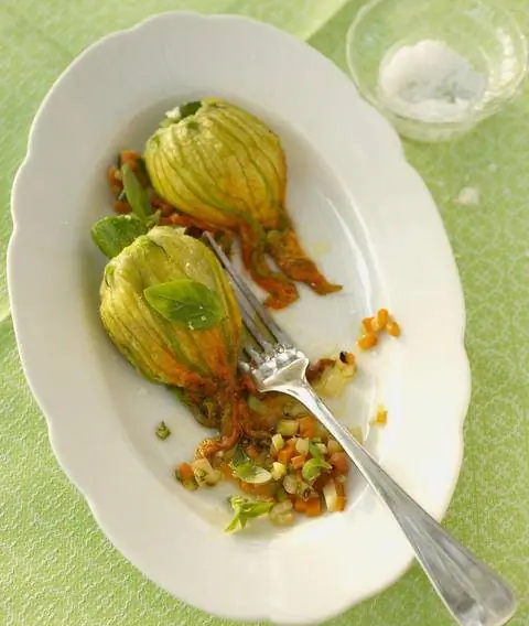 Цветы цуккини с креветками и мидиями