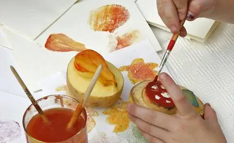 Покрасьте поверхность штампа для картофельного принта.