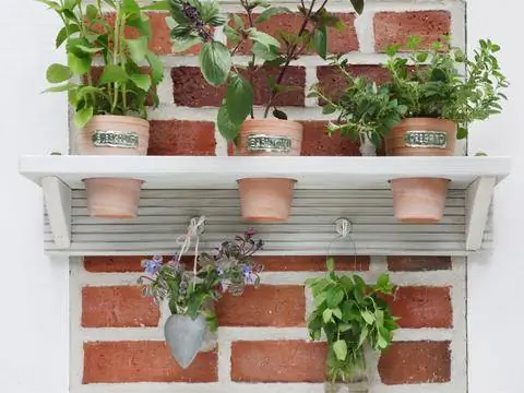 Настенная полка с прихватками