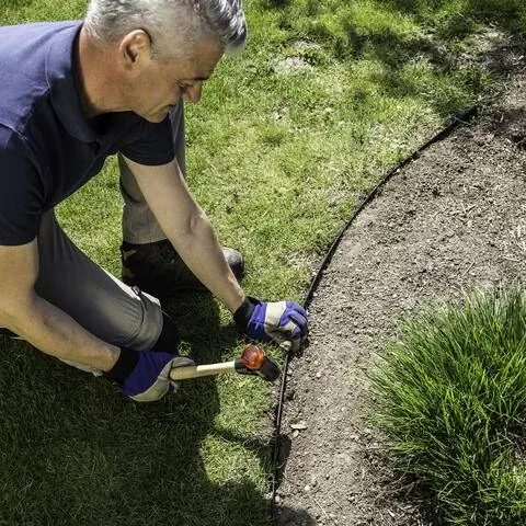 Металлическая кромка газона