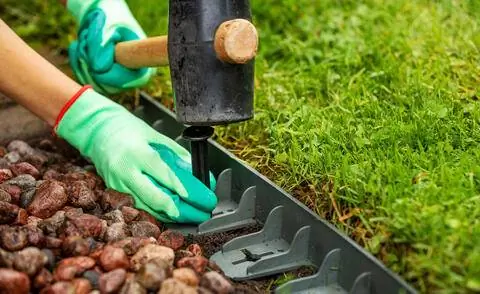 Установка пластиковой окантовки газона