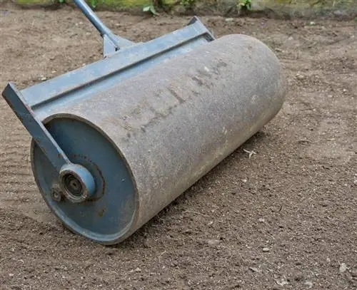 Прикатать засеянный газон