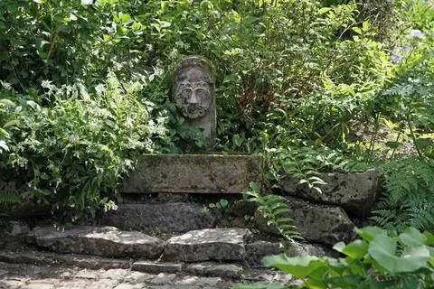 Горгулья каменный лев