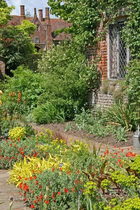 Sissinghurst, желто-красная кровать
