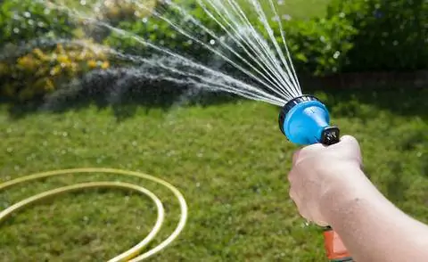 Поливать газон вручную