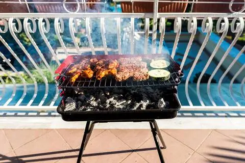 Угольный гриль на балконе