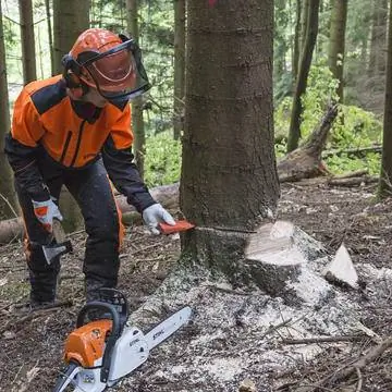 Вбить пластиковый клин в разрез