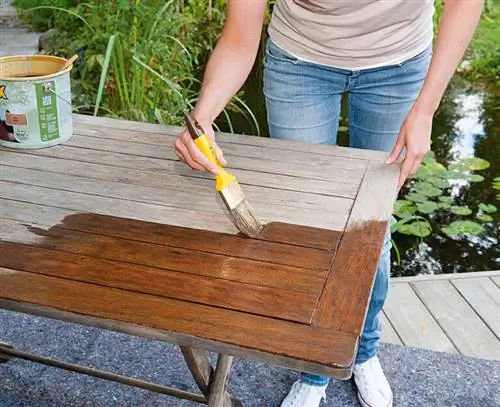 Нанесите тиковое масло